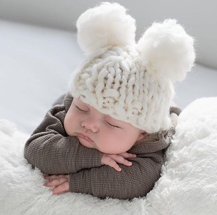 طفل رضيع نائم يرتدي قبعة ناعمة